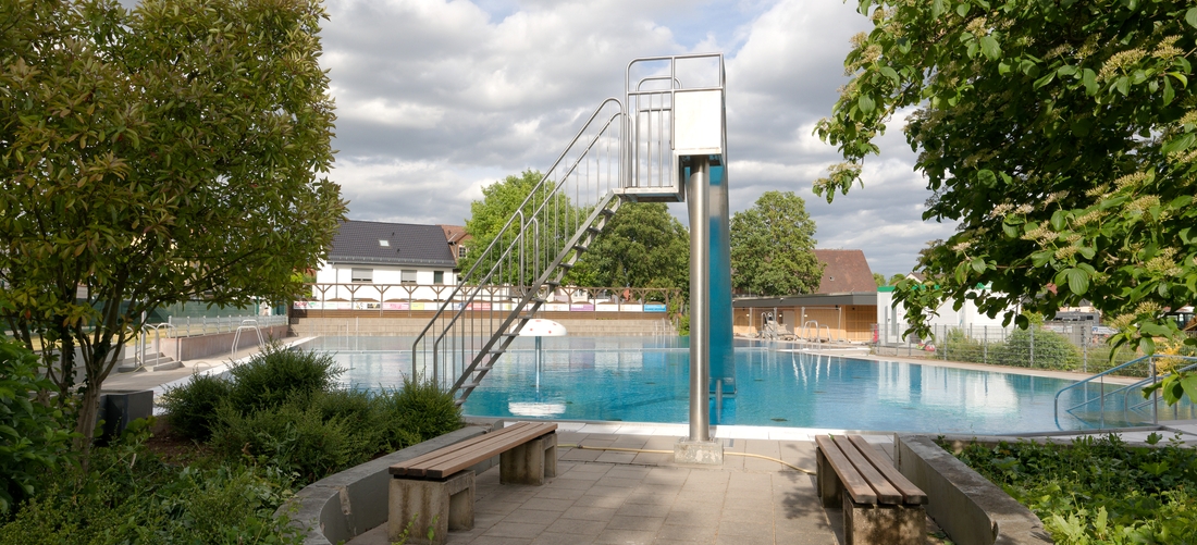 Schwimmbecken mit Sprungtuem