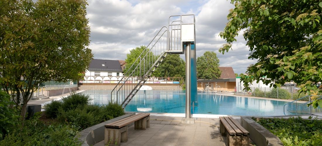 Schwimmbecken mit Sprungtuem